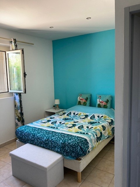 Room with a double bed, in blue color.