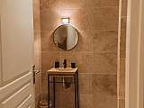 Salle de douche avec WC dans chambre double