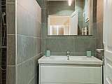 Salle de douche dans chambre triple