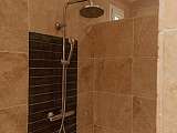 Salle de douche avec WC