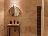 Salle de douche avec WC