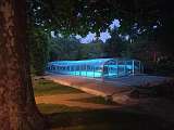 Piscine couverte de nuit