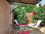 Terrasse ombragée et fleurie