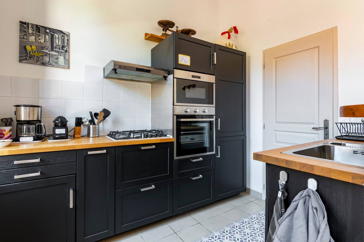 Modern black and wood kitchen 