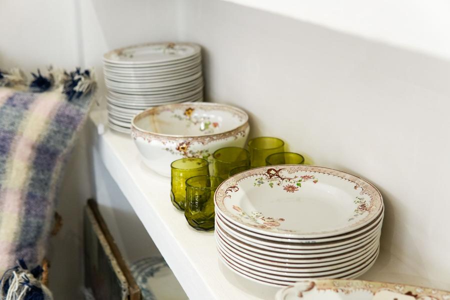 Porcelain tableware with floral details