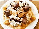 Bubble waffle coulis chocolat noir, banane, crème fouettée, kinder bueno, glace au caramel beurre salé