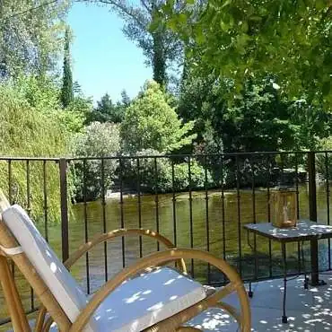 Les pieds dans l'eau - EN