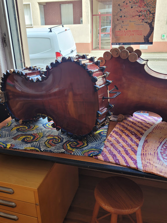 View of a dismantled double bass being restored in the workshop-boutique in L
