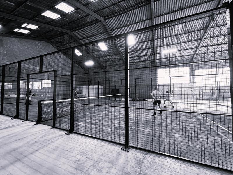 Private covered paddle tennis court, ideal for playing all year round in a modern and friendly space.