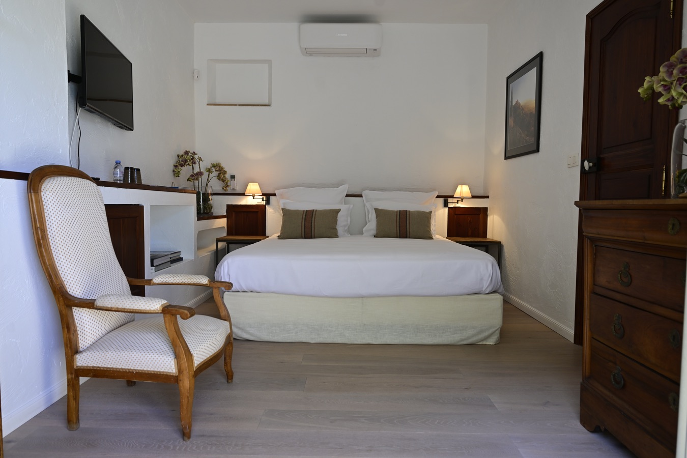 This bright room combines simplicity and Provençal charm with its antique wooden furniture, natural tones and refined decor. The large double bed, the warm lighting and the modern equipment create a comfortable and soothing atmosphere, ideal for a peaceful stay in the heart of Provence.