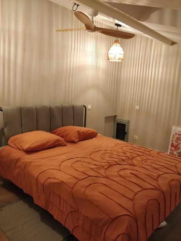 Cosy room with a warm atmosphere, with double bed, contemporary decor and soft lighting. A comfortable space designed for peaceful nights in the heart of the historic center of L