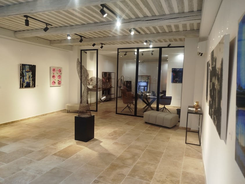 This showroom illustrates the contemporary universe of Demeure Privée through a sober and elegant scenography. Sculptures, paintings and graphic works coexist harmoniously in an open space designed for contemplation. Light, volumes and clean lines reinforce the immersive experience offered by the gallery in the heart of L