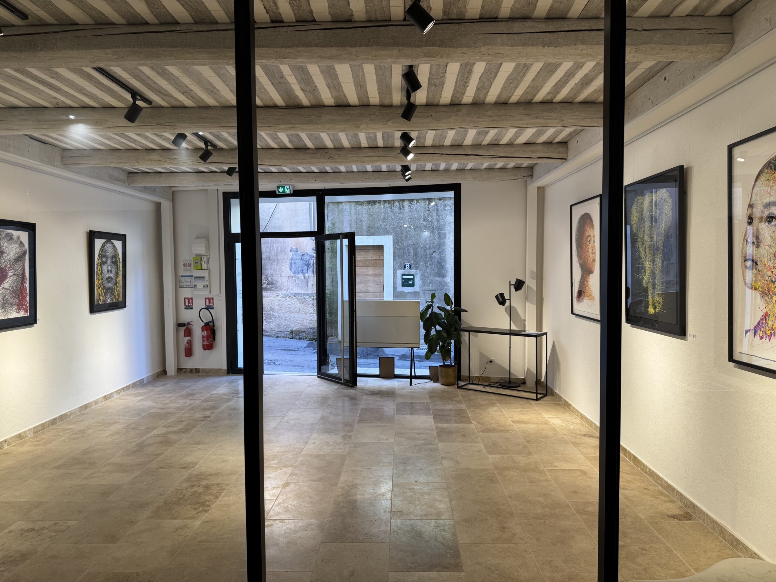 As soon as you enter, Demeure Privée reveals a bright and minimalist space where Provençal architecture interacts with contemporary art. The exposed beams and the natural tones of the floor create a warm atmosphere that highlights the works on display. The refined layout promotes fluid circulation and invites visitors to discover each creation in a calm and intimate setting.