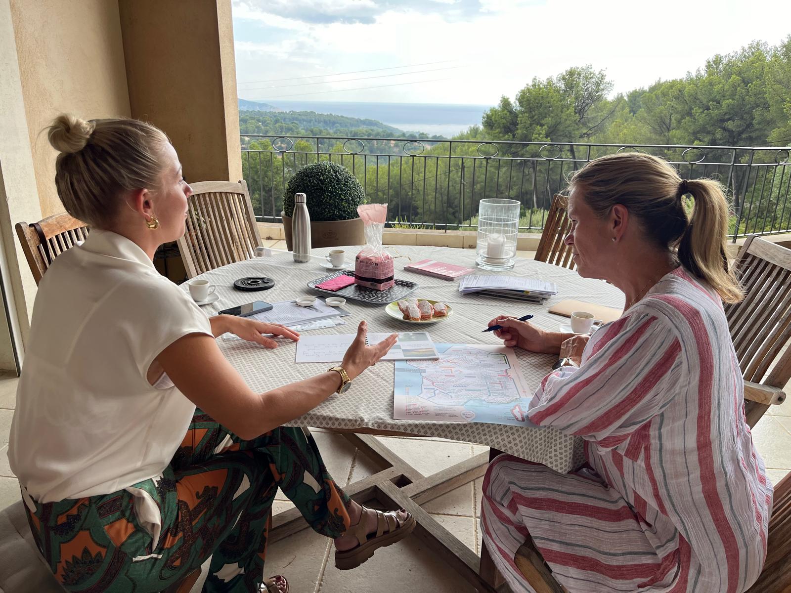 Group wine tasting workshop led by Arvine at home in Provence.