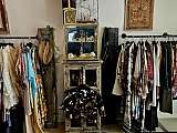 Vêtements, broches, bijoux anciens