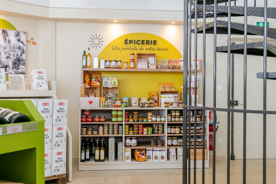 The local products grocery store Espace Épicerie du Caveau offering a selection of local products and local specialties: preserves, oils, cookies, spreads and other gourmet products. A complementary space for the discovery of Demazet wines.