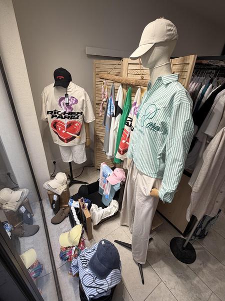 Presentation of outfits and accessories for men in the HOMM store in L