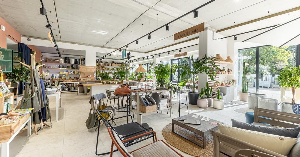 A bright and warm space combining green plants, pots, decorative objects and garden furniture. The large windows let in natural light and highlight the various atmospheres set up in the store.