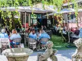 Café du Village extérieur tables
