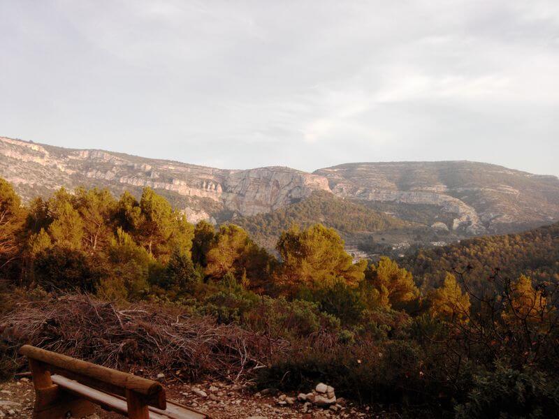 Landscape, hiking Chemin des Beaumes Rouges at Fontaine de Vaucluse