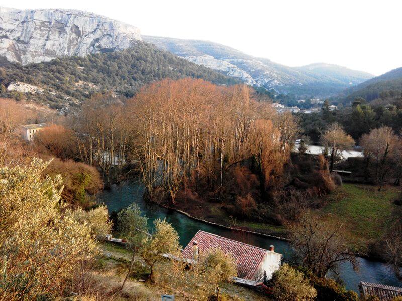 View of the village of Fontaine de Vaucluse, hiking Chemin des Beaumes Rouges