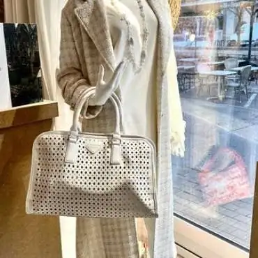 L' Appartement Des Filles - EN