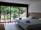 Chambre de la suite parentale, avec son lit de 280 x 200, et sa grande baie vitrée coulissante