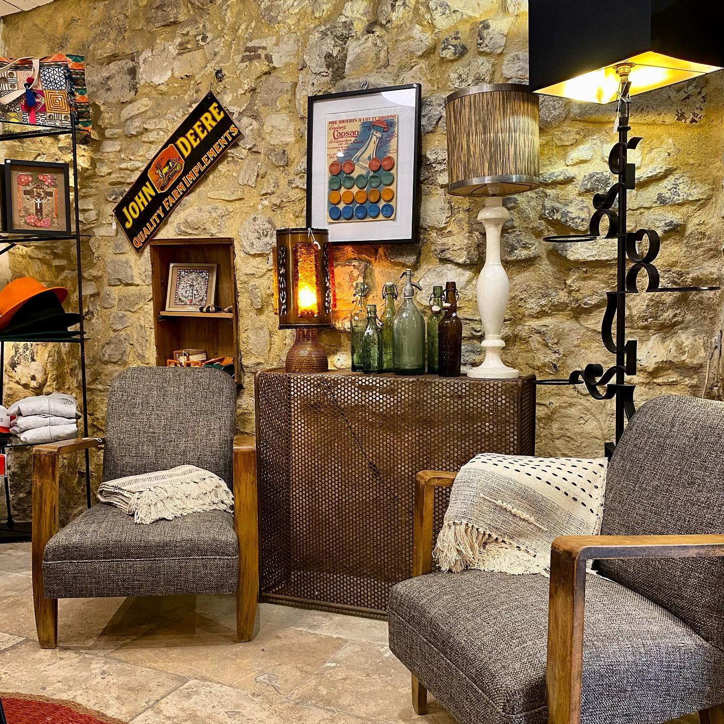 Warm and refined atmosphere: wooden table, matching chairs, antique mirrors and wood-beamed ceilings create an elegant decor with timeless charm.